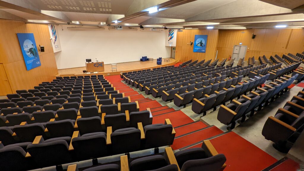 Photo de l'amphithéatre de CPE vue de haut